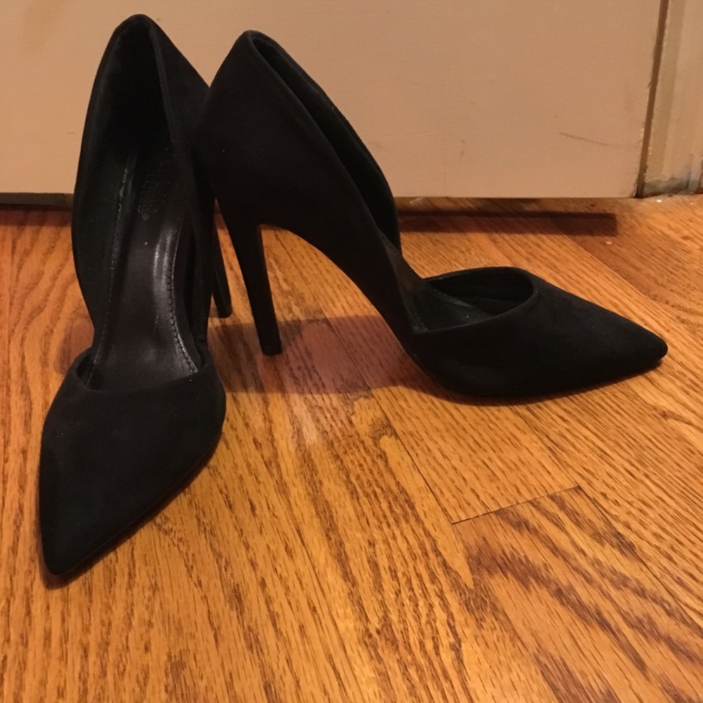 Black pointed toe heels